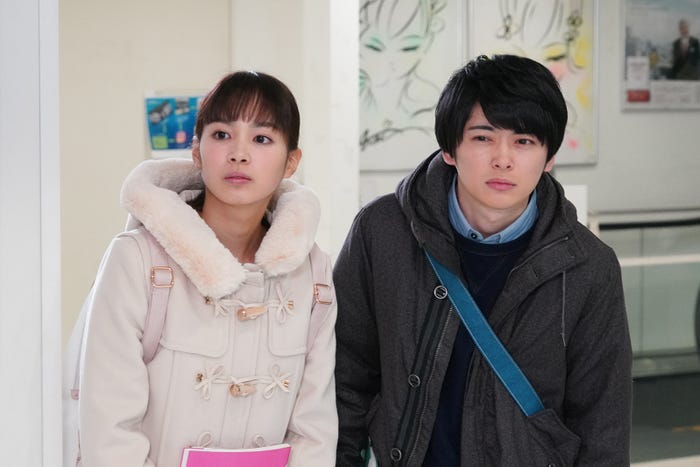 関水渚 (左)/「知らなくていいコト」より(C)日本テレビ