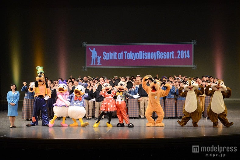 受賞者とキャラクターによる記念撮影