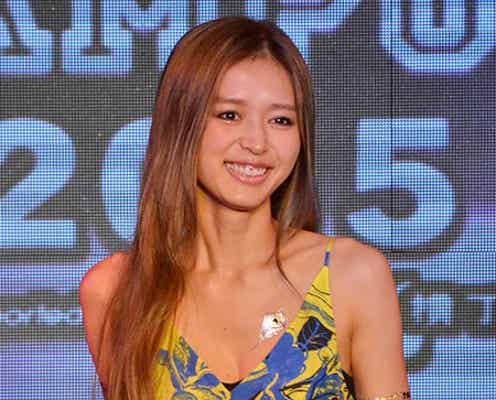 “ガールズの頂点”加治ひとみ「タイムマシン」で観客にエール 艶やかな歌声響かせる