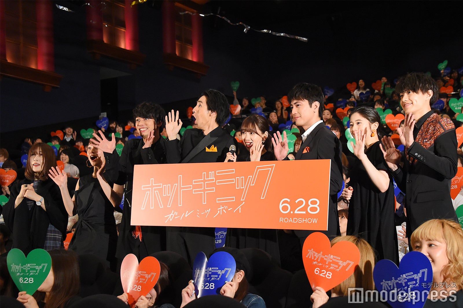 銀テープにびっくり！／（左から）山戸結希監督、吉岡里帆、板垣瑞生、清水尋也、堀未央奈、間宮祥太朗、桜田ひより、上村海成 （C）モデルプレス