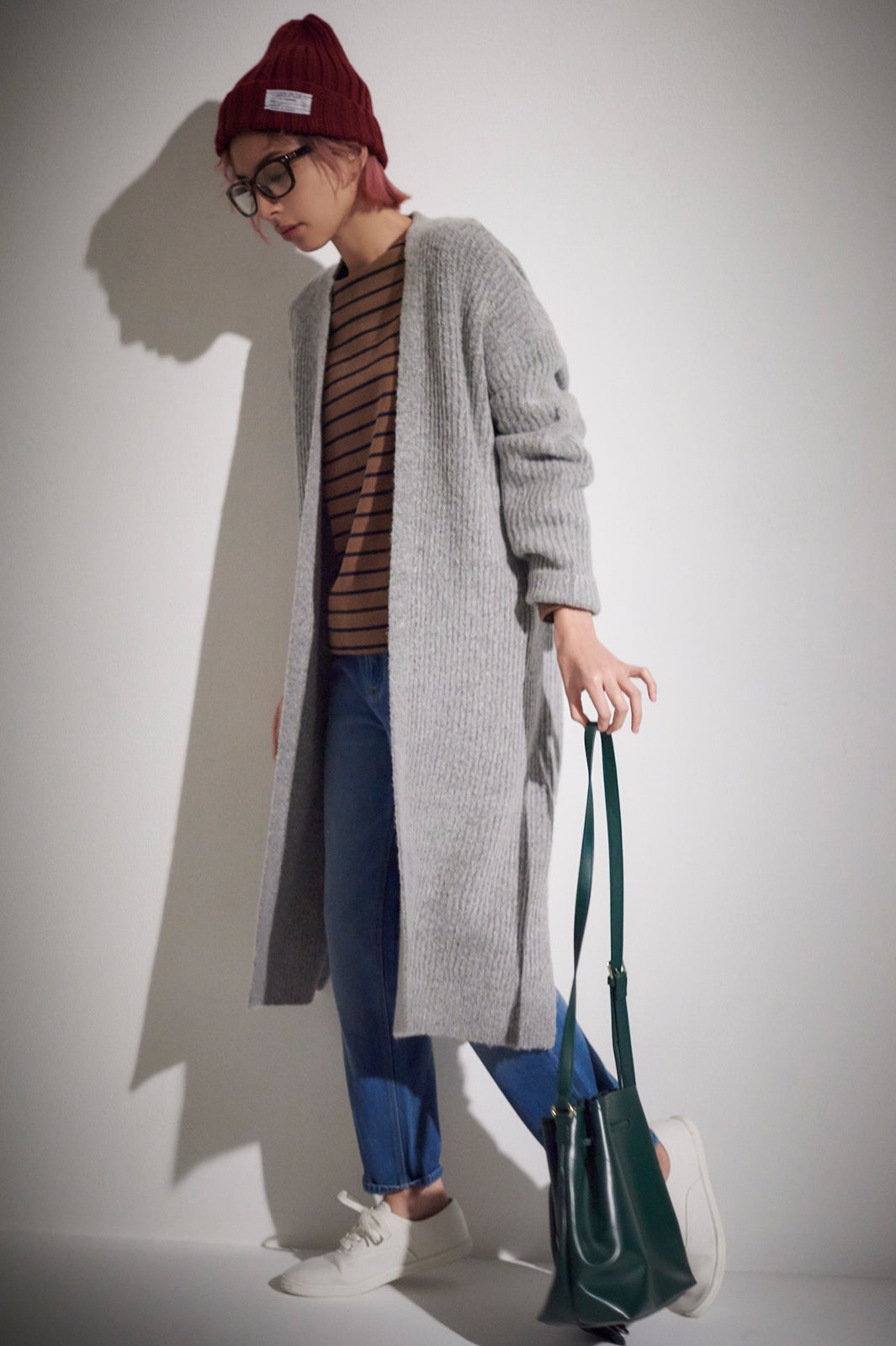 ロングコーディガン￥2,990、ボーダートップス￥1,490、デニムパンツ￥2,490、ニット帽￥790、メガネ￥790、巾着バッグ￥1,990、キャンバススニーカー￥1,490／すべてGU（C）TOPLOG