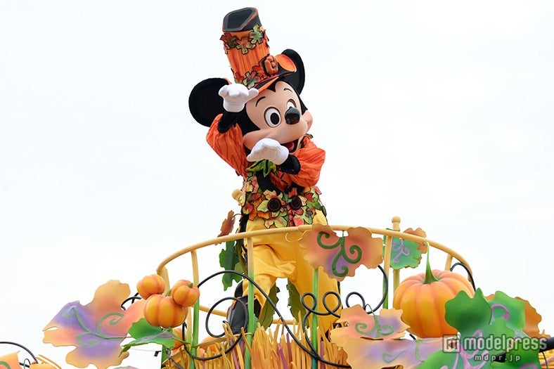 華やかなパレード「ハッピーハロウィーンハーベスト」／ミッキー