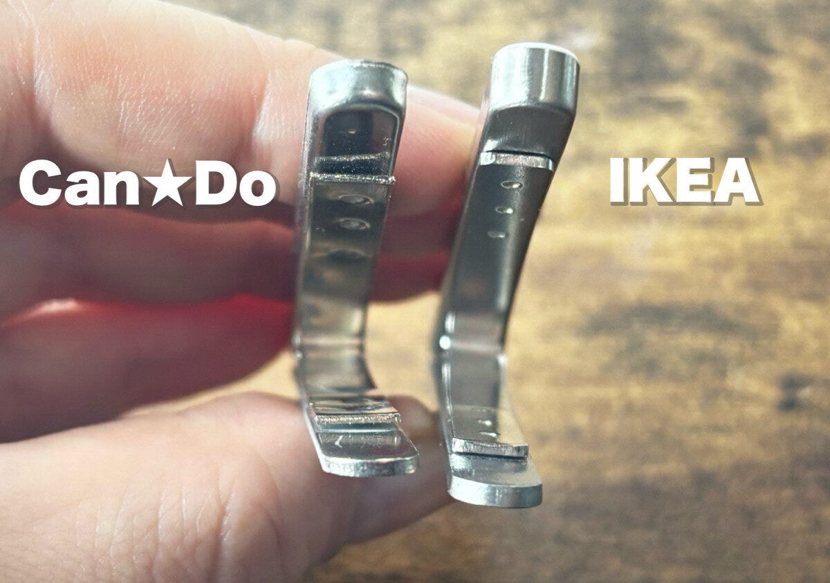 キャンドゥとIKEAのマグネットクリップの厚みを横から比較する手元 キャンドゥとIKEAのマグネットクリップの厚みを横から比較する手元