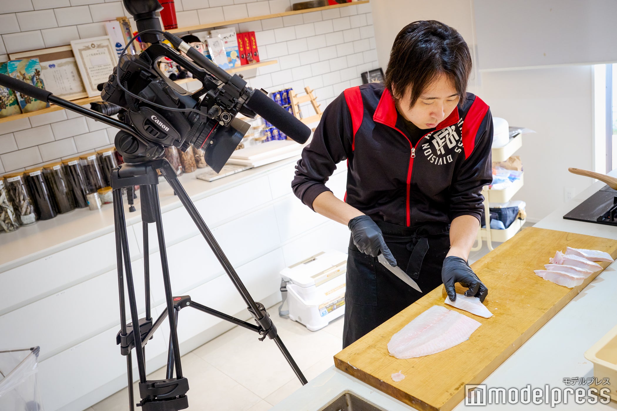 あっという間に切り身サイズ（C）モデルプレス