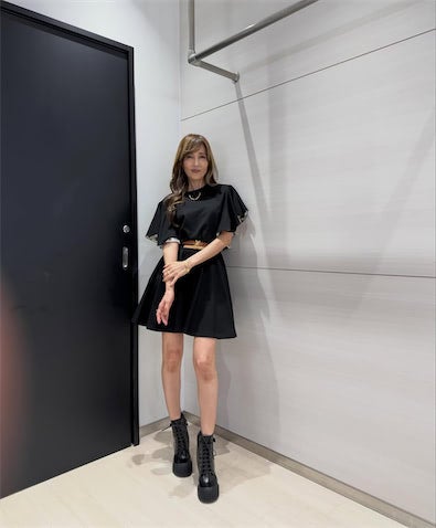 工藤静香、ミニスカ美脚の『バナナサンド』オフショットに反響「終始大爆笑でした」