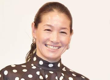 伊達公子さんが自宅公開「ハワイみたいなお部屋」「素敵」爽やか広々リビングに30年超愛用のソファ 陣内貴美子さん「今度座りに行くね」