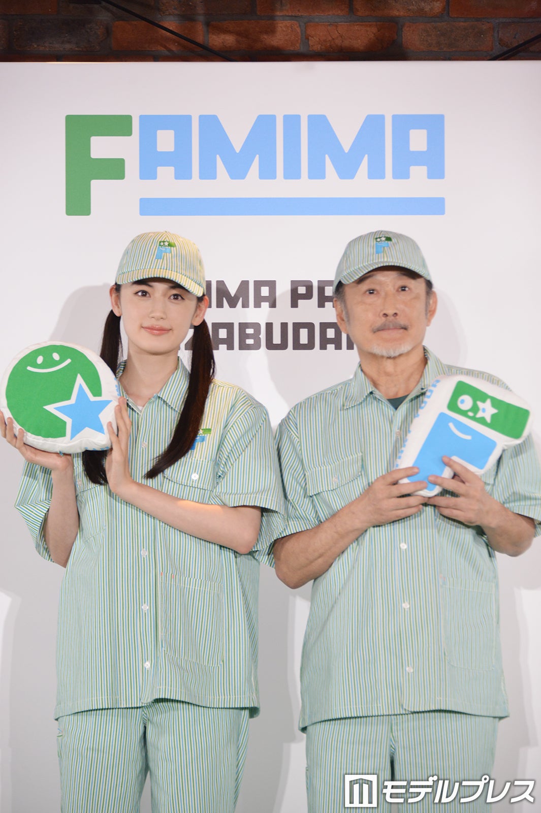 （左から）八木莉可子、吉田鋼太郎（C）モデルプレス