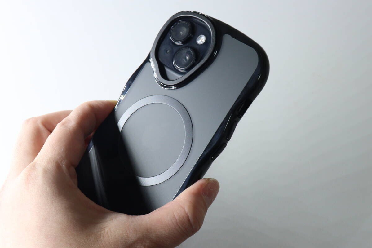 ダイソーのIP16e/15/14/13用ケース　ウェーブ　クリアの表面