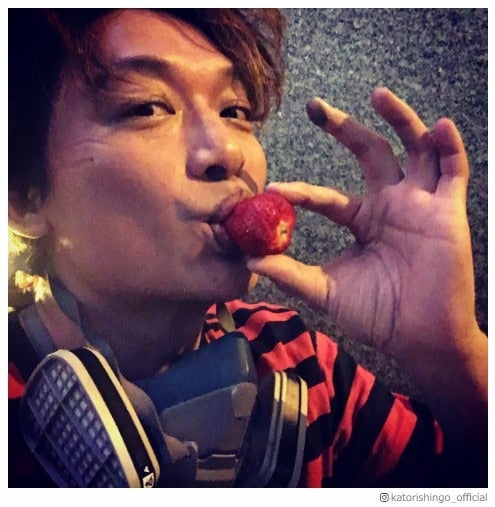 香取慎吾、“いちごキス”に反響殺到「朝から刺激的」「いちごになりたい」