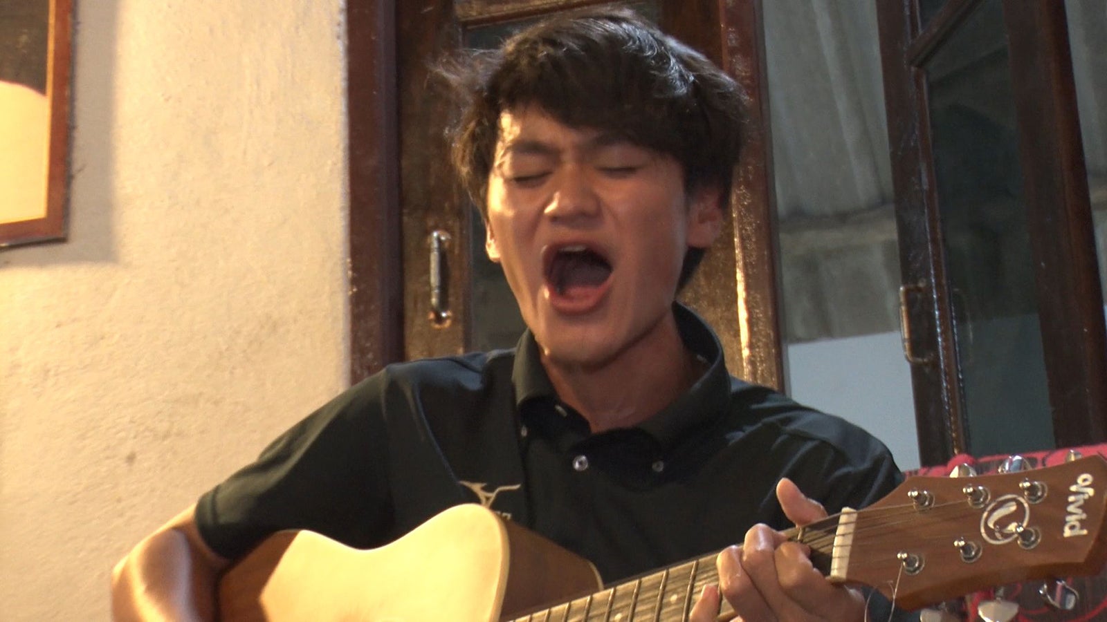 自作の歌を披露するシャイボーイ／「あいのり：Asian Journey」第16話より（C）フジテレビ