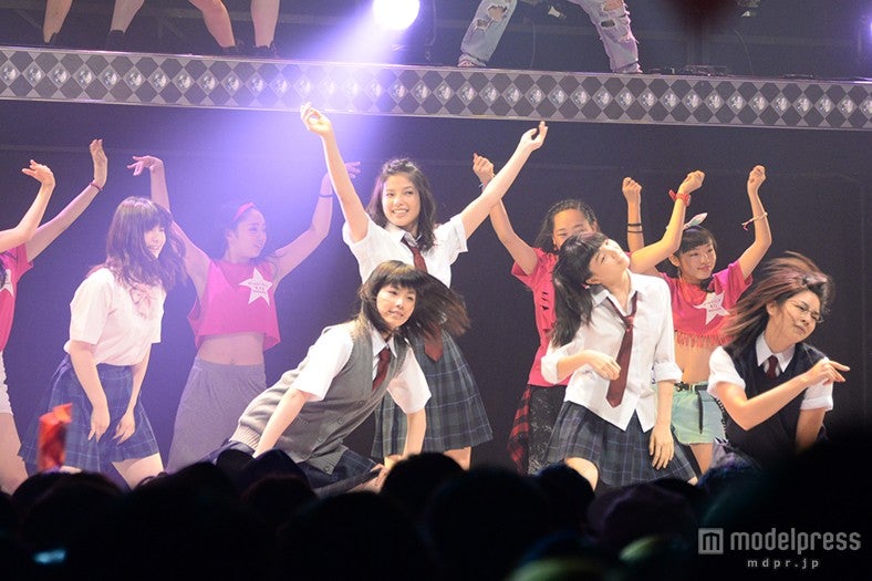 ダンスを披露する“ジミーズ”メンバー