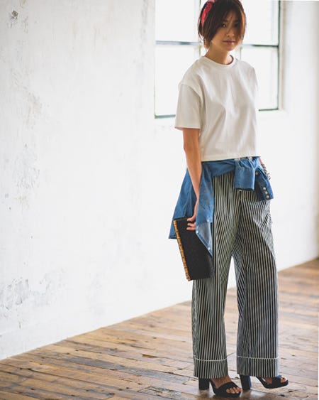 ストライプワイドパンツ¥23,000/アストラット(アストラット 青山店) ショート丈プルオーバー¥9,500/ELFORBR 腰巻きしたダンガリーシャツ¥11,000/ラングラー×アメリカンラグ シー、シルバー×ターコイズバングル¥35,000/JR’S SOUTHWESTERN TRADING(ともにアメリカンラグ シー 渋谷店) バンダナ柄スカーフ¥1,400/センスオブプレイス(センスオブプレイス バイ アーバンリサーチ キュープラザ原宿店) クラッチバッグ¥1,851/H&M(H&M カスタマーサービス) ラップブレスレット¥23,000、シルバー×オニキスバングル¥36,000/ともにCHAN LUU(CHAN LUU JAPAN SHOWROOM) サンダル¥20,000/TSURU by Mariko Oikawa(C)TOPLOG