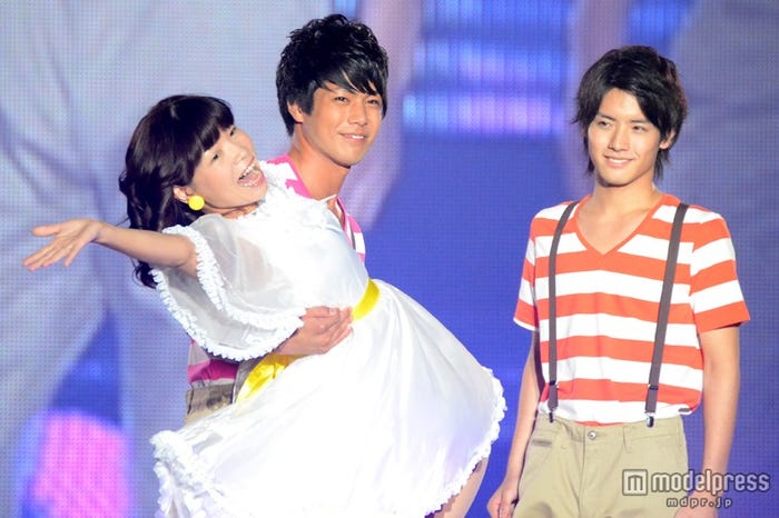 お姫様抱っこされる大久保佳代子