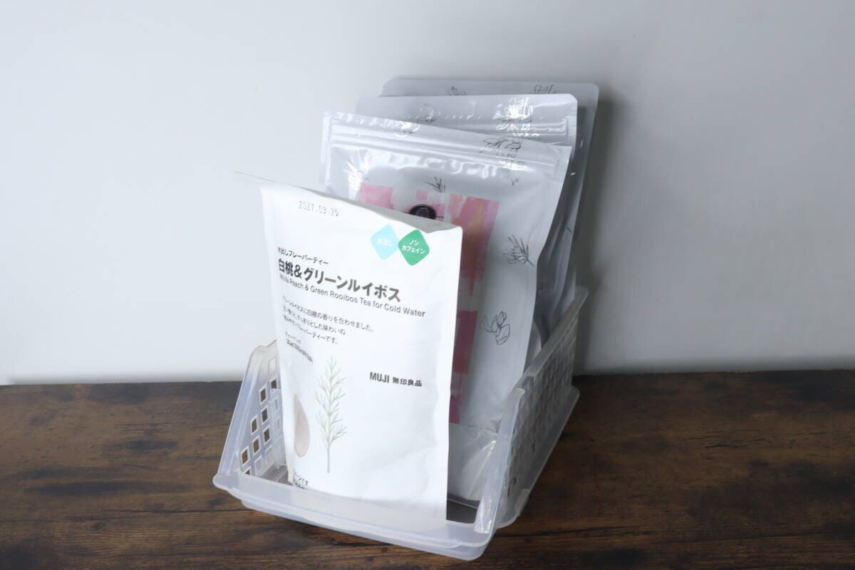 透明な収納ケースに、無印良品のお茶の袋が複数立てて収納されている 透明な収納ケースに、無印良品のお茶の袋が複数立てて収納されている