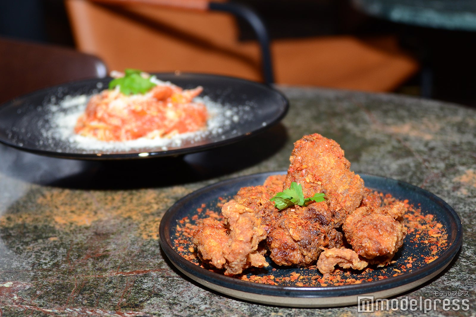 プラストウキョウ一押しメニュー「湖南スパイスチキン」（手前）（C）モデルプレス