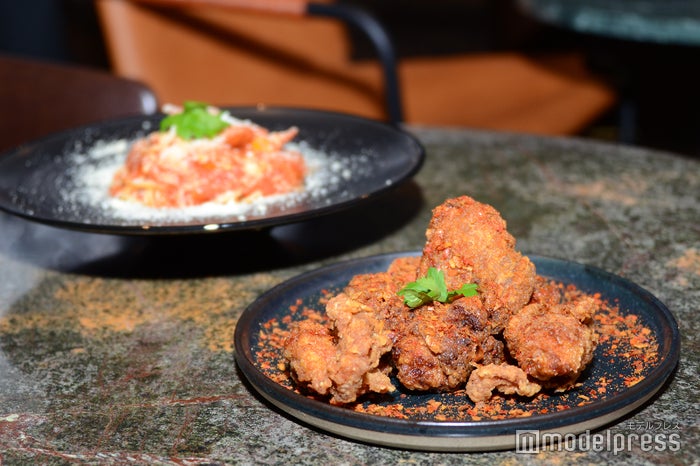 プラストウキョウ一押しメニュー「湖南スパイスチキン」（手前）