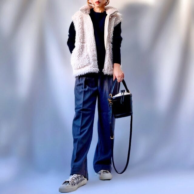 カーリーフリースジップベストにグレーパンツを合わせてメンズライクに仕上げ