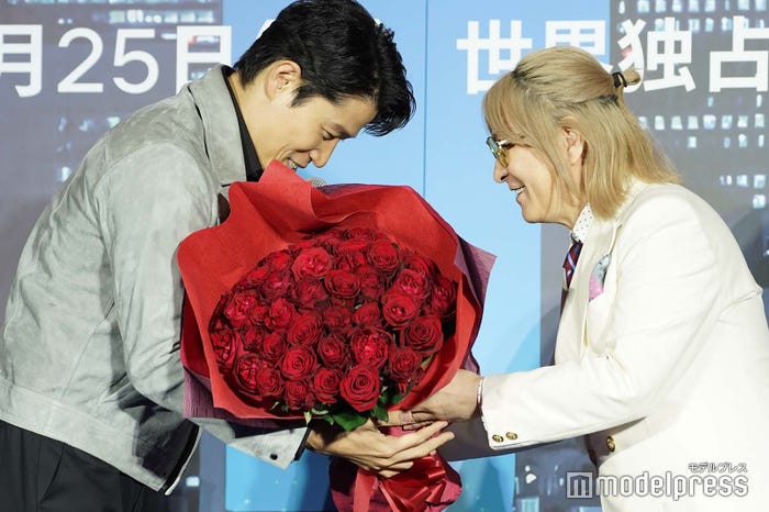 鈴木亮平、小室哲哉(C)モデルプレス