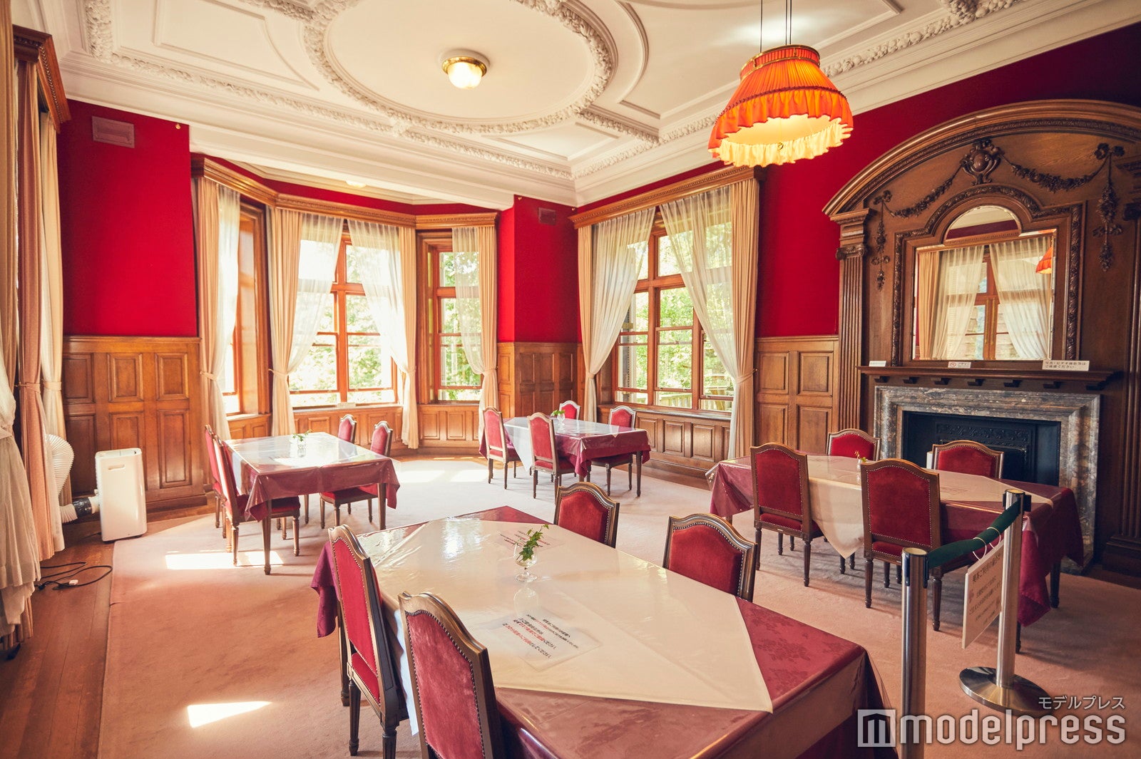 天井の白さと深紅の壁のコントラストが素敵な食堂（C）モデルプレス