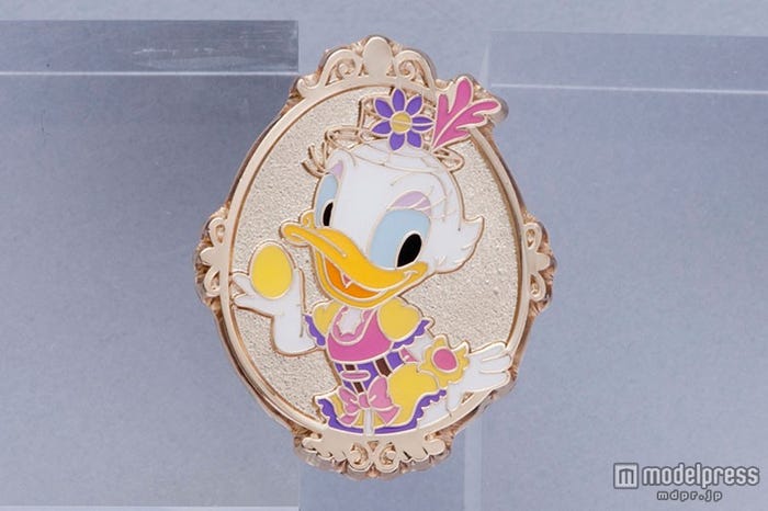 デイジーダックのピン(C)Disney