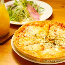 フレッシュトマトピザMサイズ（20㎝）1枚990円にトッピングチーズ（250円）。ピザはサイズによって値段が異なります。ミニサラダドリンクセットは480円（C）モデルプレス