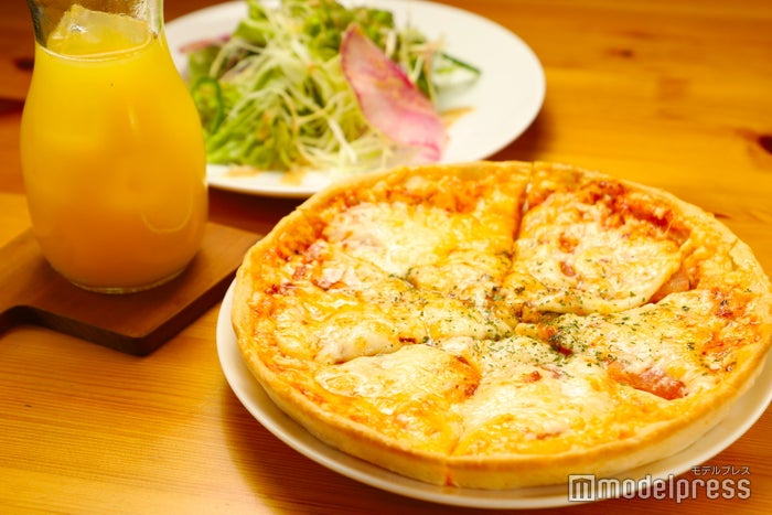 フレッシュトマトピザMサイズ(20㎝)1枚990円にトッピングチーズ(250円)。ピザはサイズによって値段が異なります。ミニサラダドリンクセットは480円(C)モデルプレス