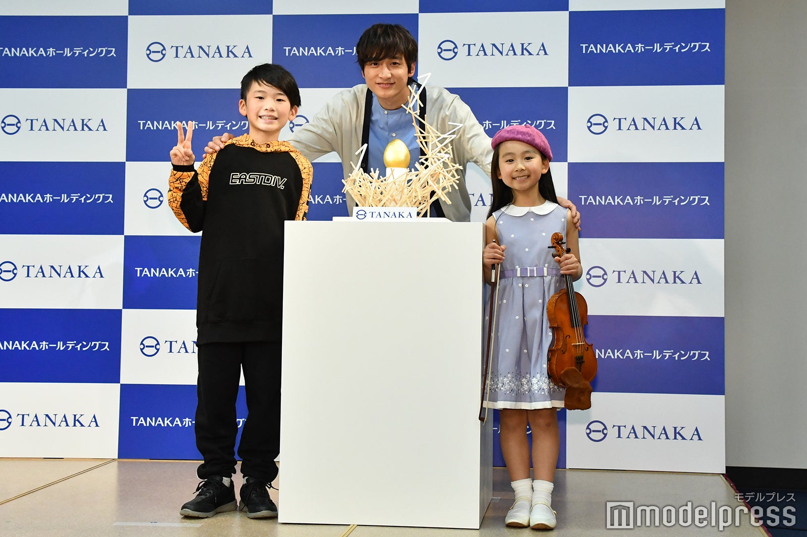 小関裕太（中央） （C）モデルプレス