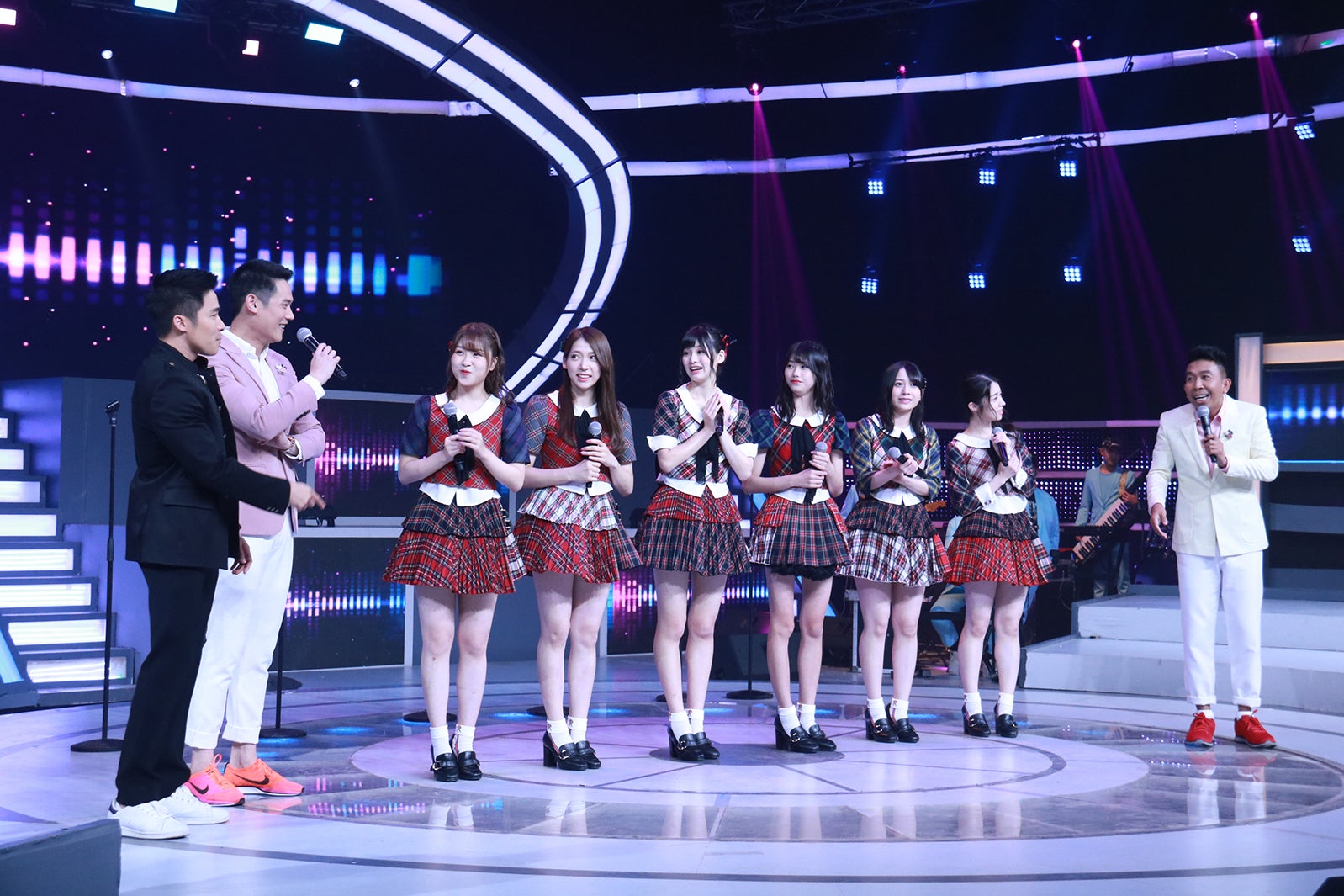 番組出演の様子（C）AKS