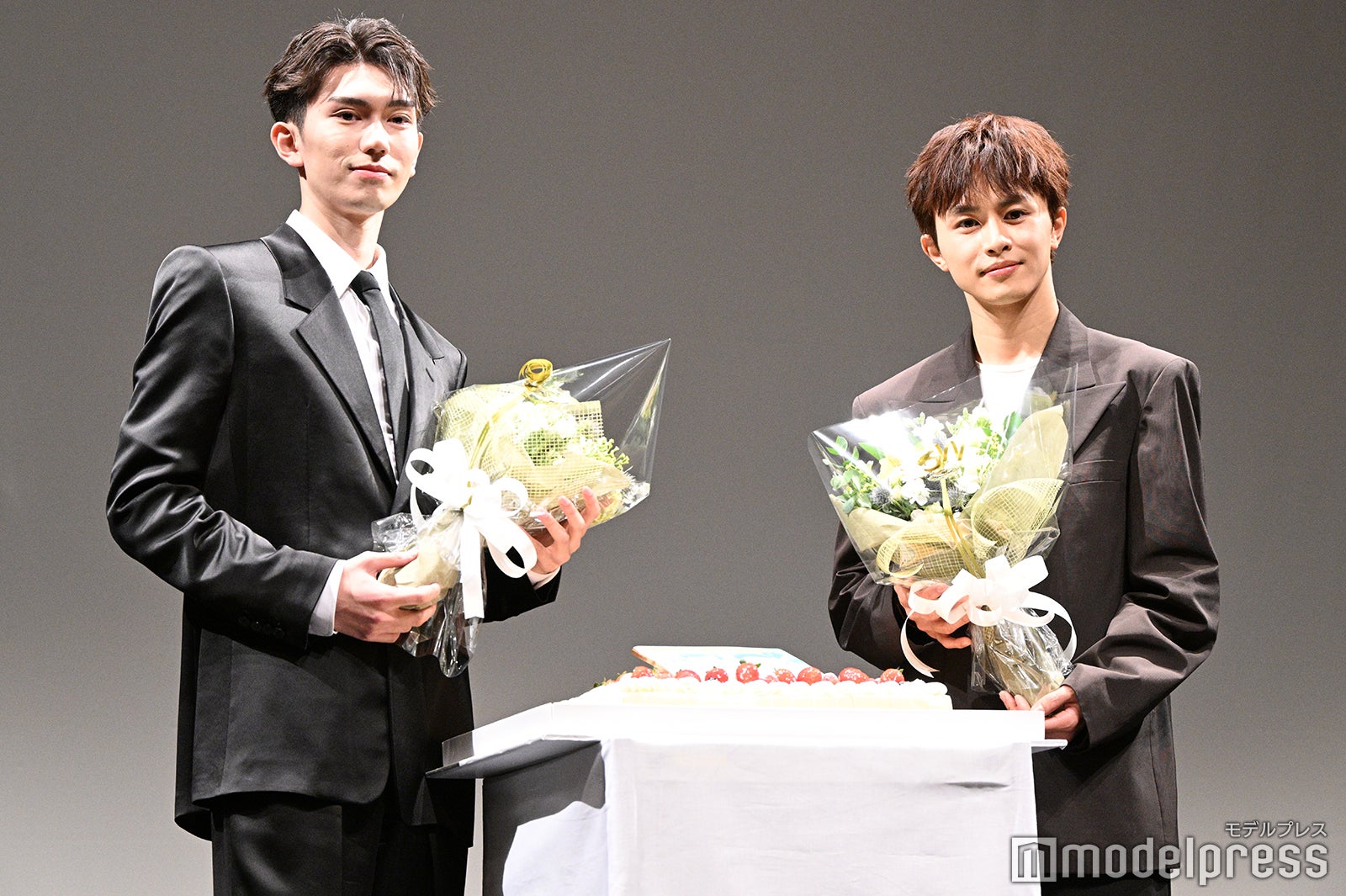 バースデーサプライズを受ける樋口幸平、草川拓弥（C）モデルプレス