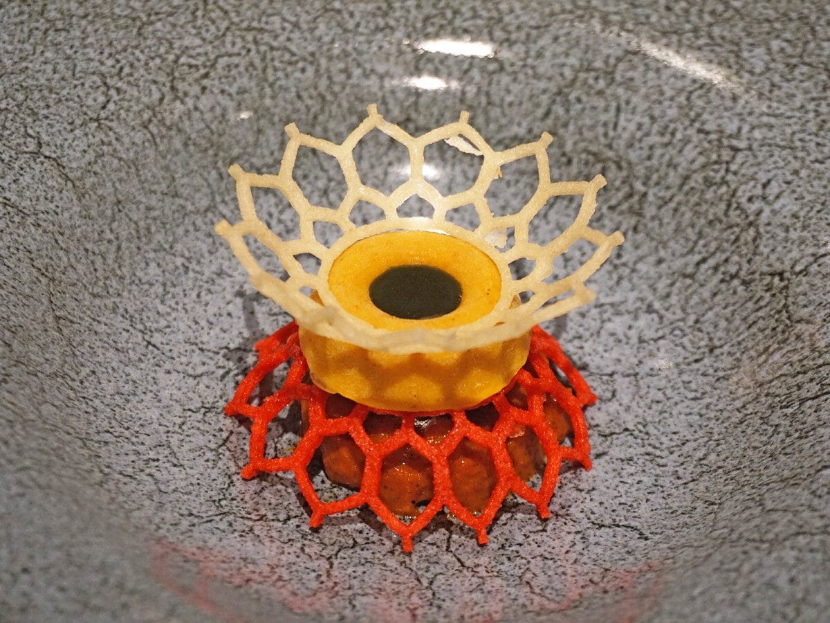 ドーサと呼ばれるインドでは定番のクレープ生地も、シェフにかかればこの通り！