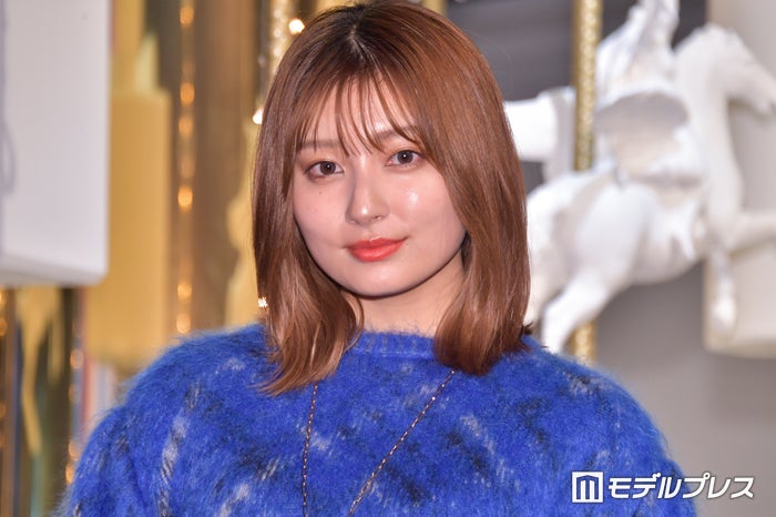 吉川愛、ミニ丈“ハリポタ風”コーデに反響続々「メガネ姿の破壊力」「似合ってる」