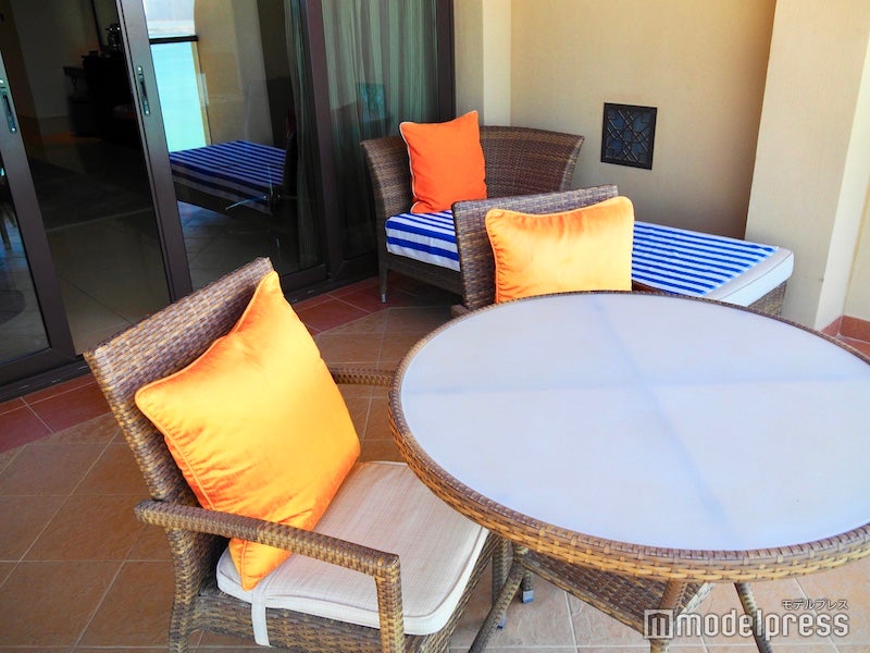 部屋のバルコニーに用意されたテーブルとソファ（C）モデルプレス