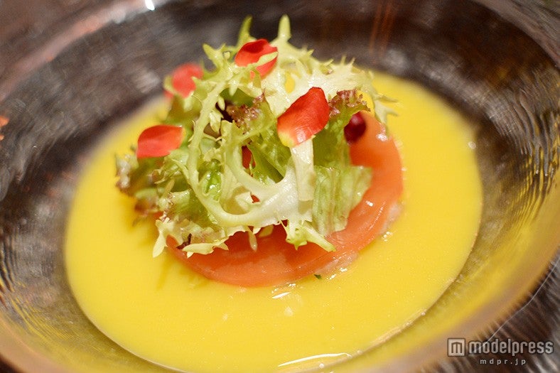 マンゴーソースを注いで食べる