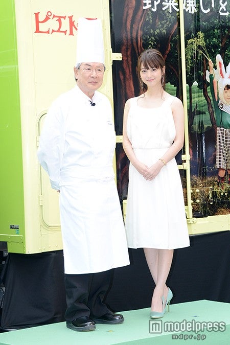 佐々木希（右）