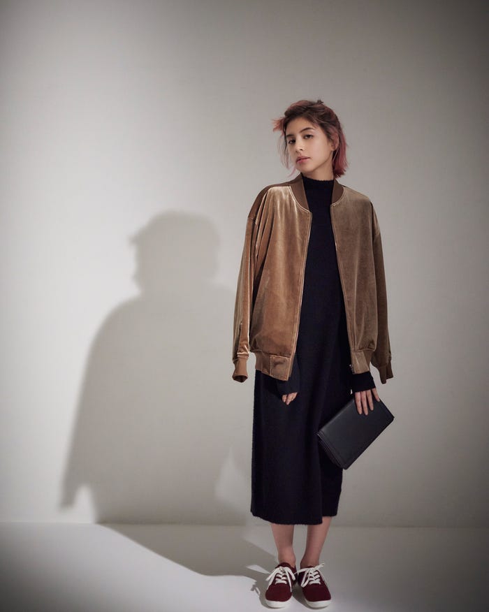 ベロアブルゾン¥3,990、ニットワンピース¥2,990、ミニショルダーバッグ(クラッチとしても使用可)¥1,990、キャンバススニーカー¥1,490/すべてGU(C)TOPLOG