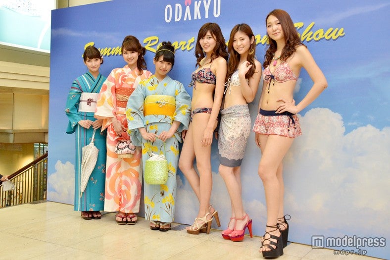 岩崎名美（左から4番目）