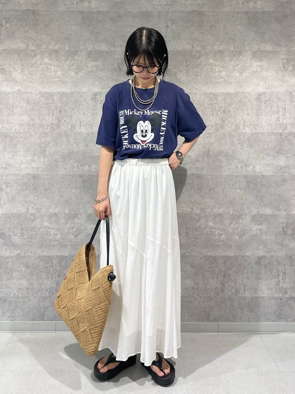 ミッキーマウスのTシャツを白のロングスカートで夏らしく　出典：WEAR