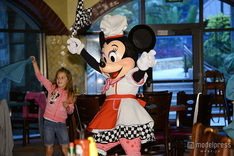 キャラクターが行進して盛り上げてくれる／レストラン「グーフィーズ・キッチン」