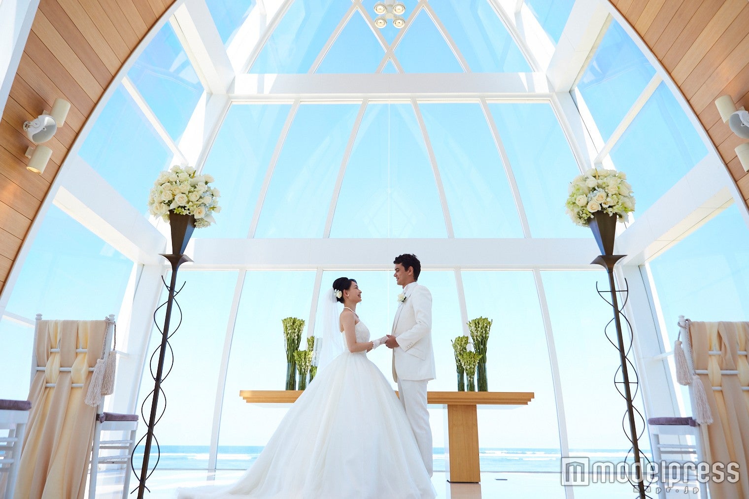 天井が高く日の光が溢れる「ザ・マジェスティックチャペル」内部