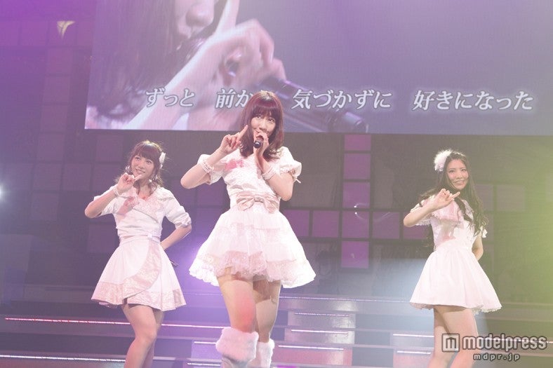 「ずっと前から」を披露したフレンチキッス（左から高城亜樹、柏木由紀、倉持明日香）（C）AKS
