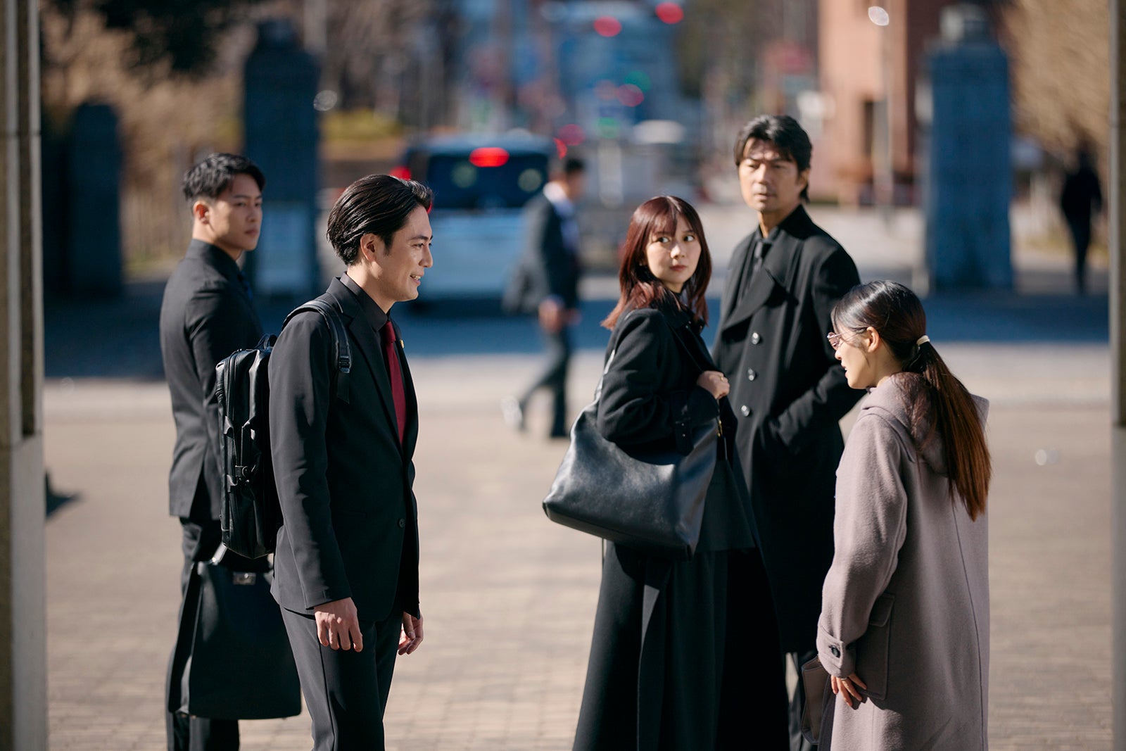 三山凌輝、間宮祥太朗、上白石萌歌、仲村トオル、土屋太鳳「イグナイト -法の無法者-」第1話（C）TBS