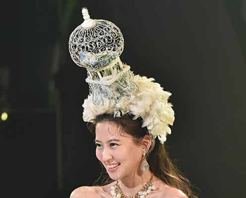 河北麻友子、可憐なドレス姿に黄色い歓声 投げキスパフォーマンスに観客熱狂
