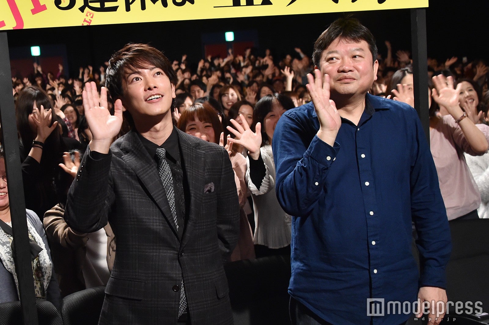 佐藤健、本広克行監督（C）モデルプレス