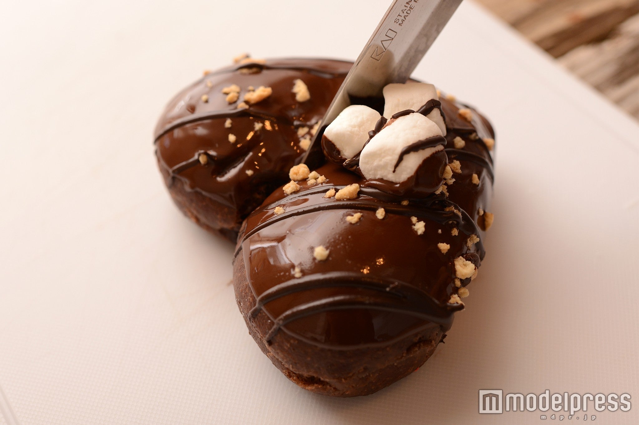 ナイフで切るとチョコレートがとろ～り（C）モデルプレス