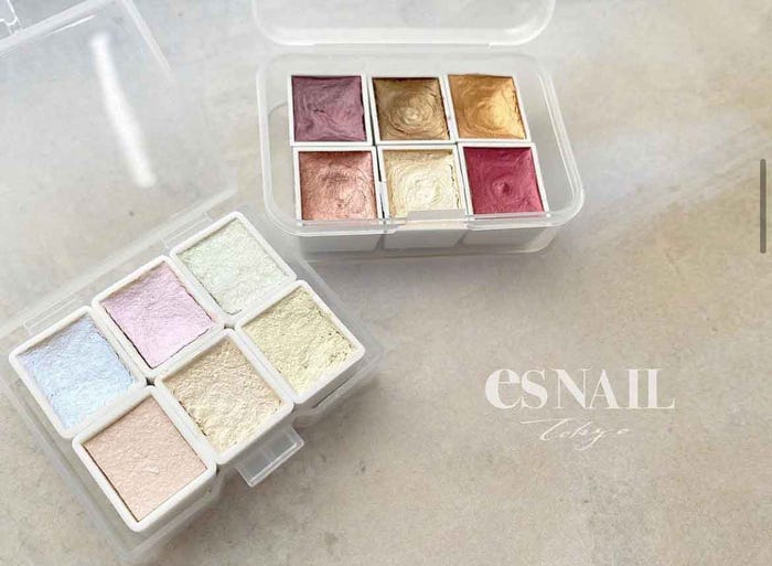水彩パレットを使った“アンニュイネイル”にチャレンジしてみては?(画像提供:esNAIL)