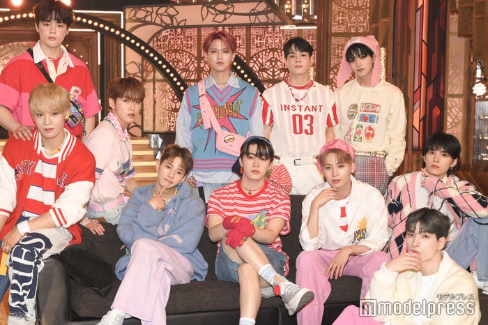 JO1(左上から時計回りに)鶴房汐恩、河野純喜、白岩瑠姫、豆原一成、大平祥生、川西拓実、金城碧海、川尻蓮、木全翔也、佐藤景瑚、與那城奨(C)モデルプレス
