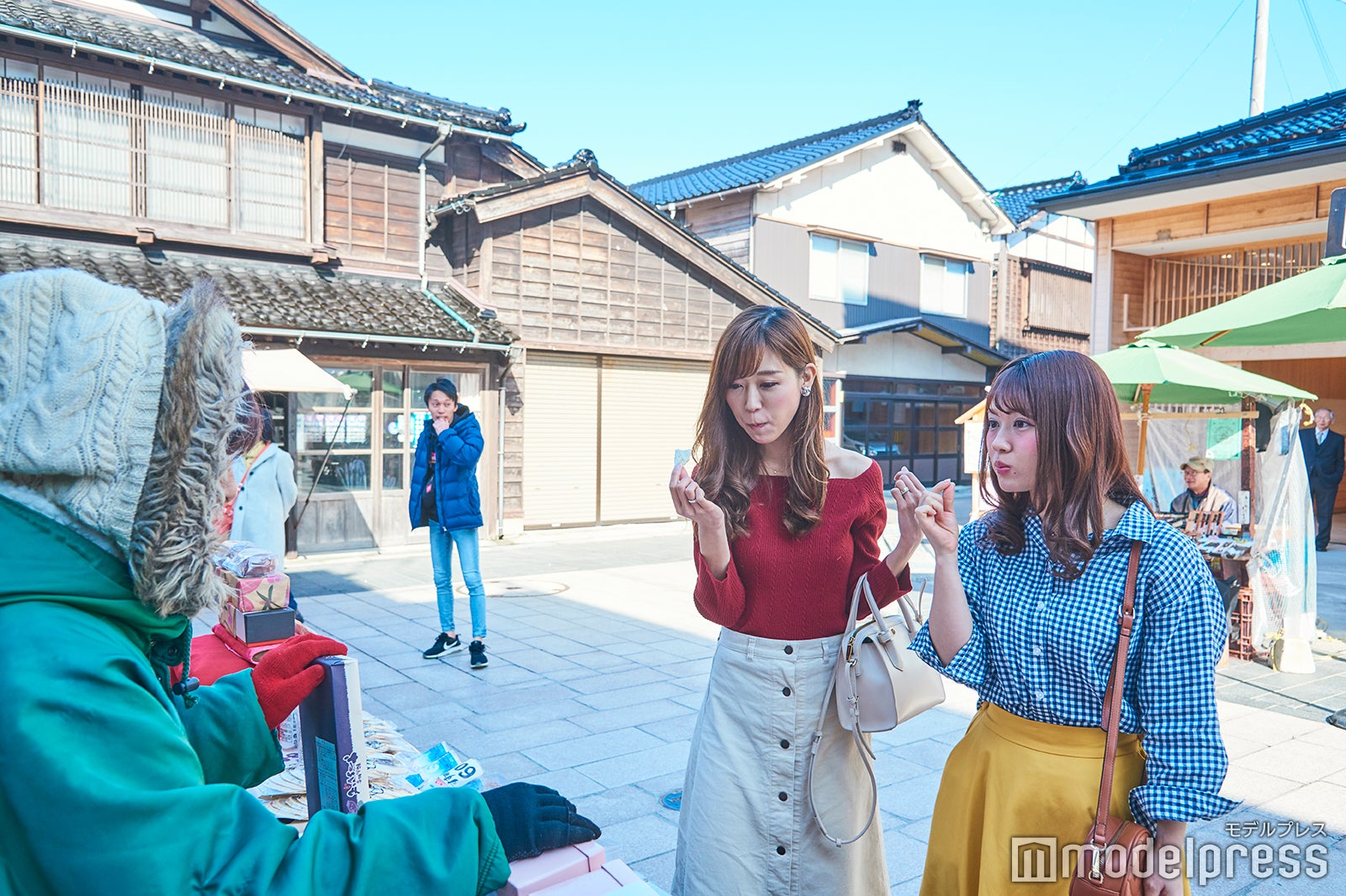 色々な商店での食べ歩きが楽しい（C）モデルプレス