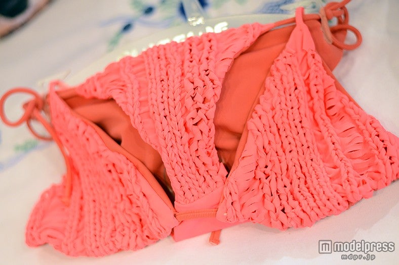 サーモンピンクのかぎ編みビキニ3，200バーツ（約9，600円）