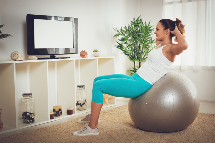 デスクワークで凝り固まった腰痛を解消！テレビを見ながらの『ながらエクササイズ』