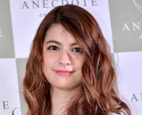 モデル・マギー、意中のお相手は? ラブリとともにスラッと美脚披露